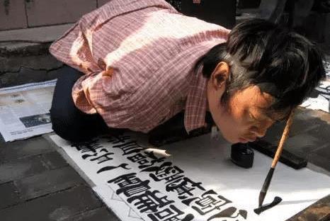 大街上乞丐的字那么漂亮,专家为何批评不值一提,艺术也看出身