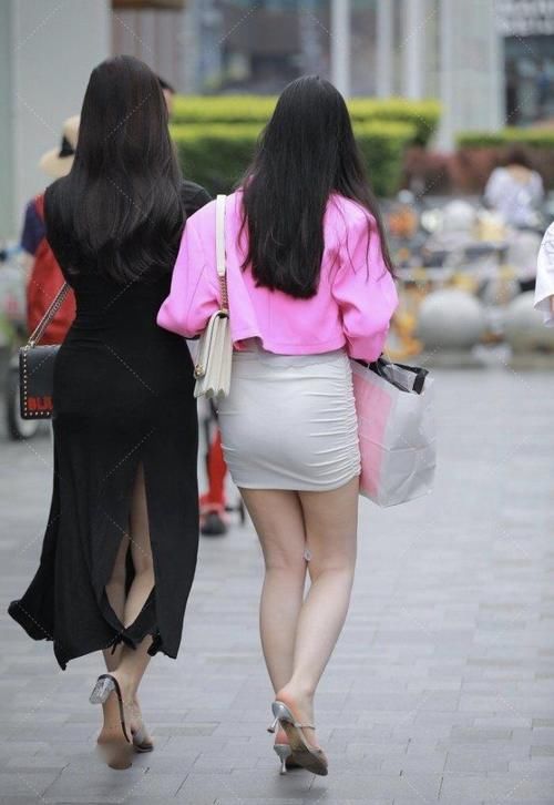 小姐姐|白色裹身裙干净利落，搭配亮粉色外套，这就是时尚吧！