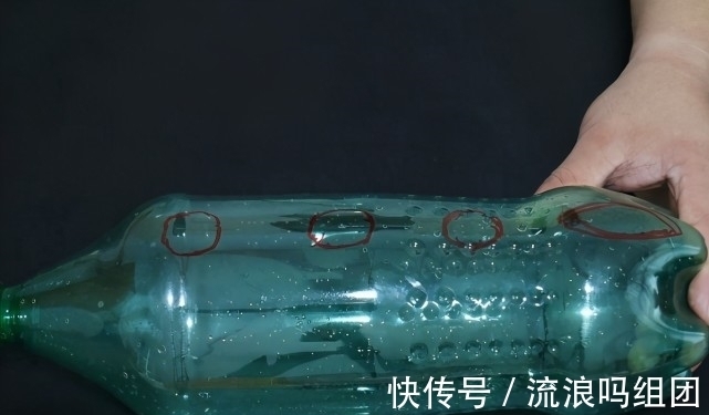 大号塑料瓶不要扔,中间切4个圆圈,放在卫生间,全家人都抢着用