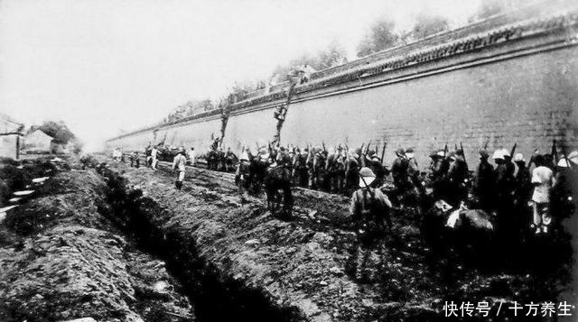 溥仪|清末真实老照片:八国联军翻墙攻入皇宫,最后一张溥仪爬房顶拍照