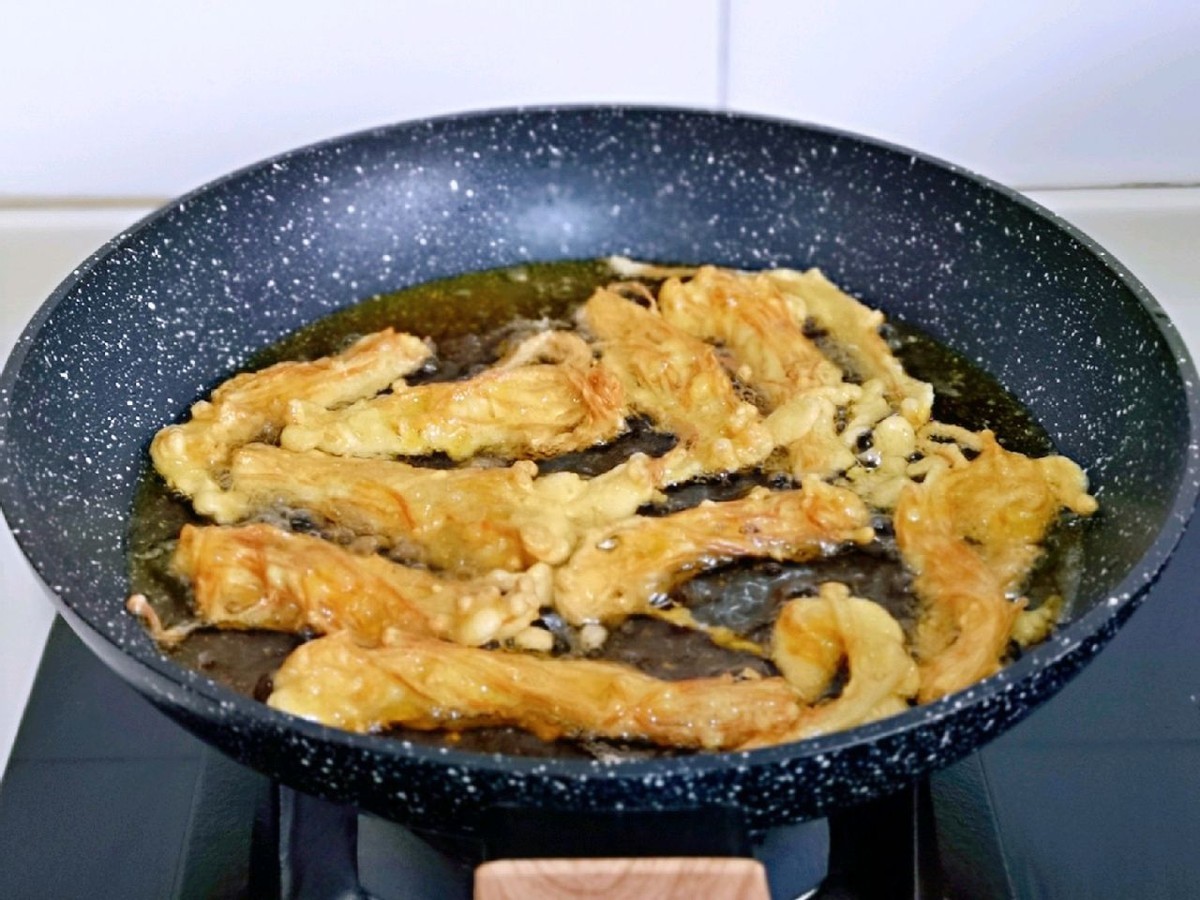 金针菇炸着吃，大人小孩都喜欢，酥脆可口，怎么也吃不够