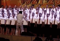 |搞笑GIF:这样的妹子 一看就不是省油的灯