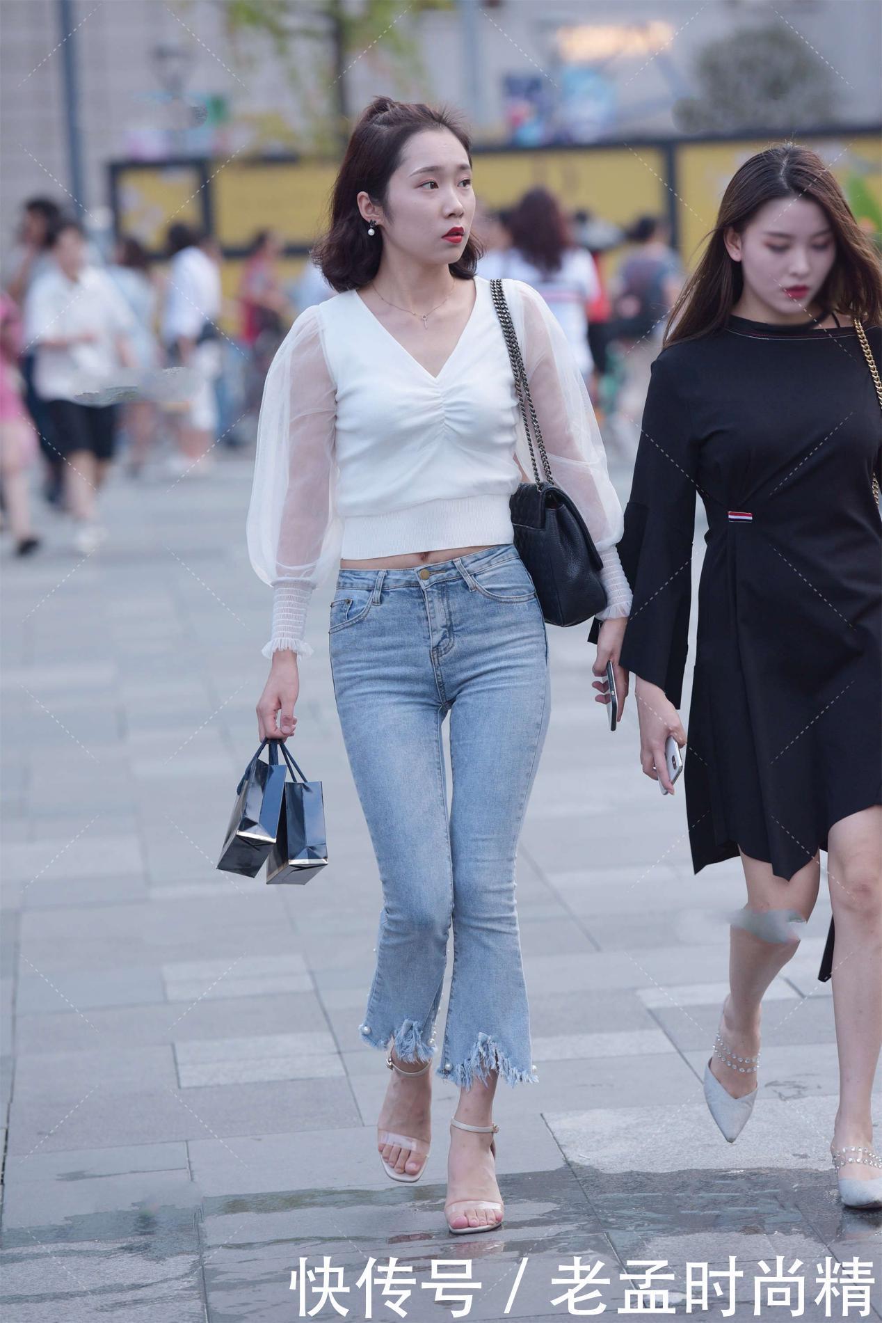 仙气|街拍:白色网纱衣服穿上很仙气, 搭配流苏设计的裤子, 看起来仙气飘飘