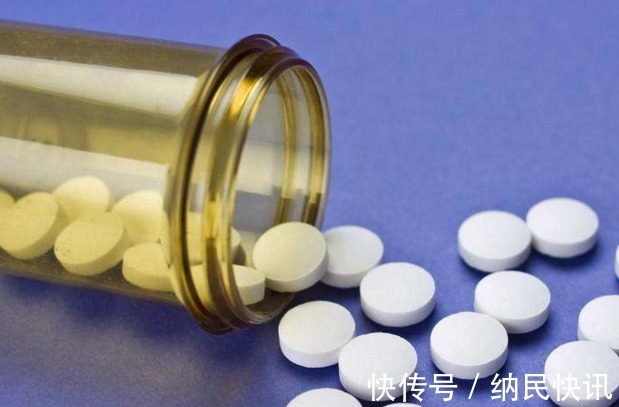 “山茶花”爱掉叶，快换掉盆土，再撒点“这玩意”，不久就能恢复