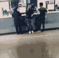 |搞笑GIF:成功把对面的妹子逗笑了 请问接下来我应该怎么做?