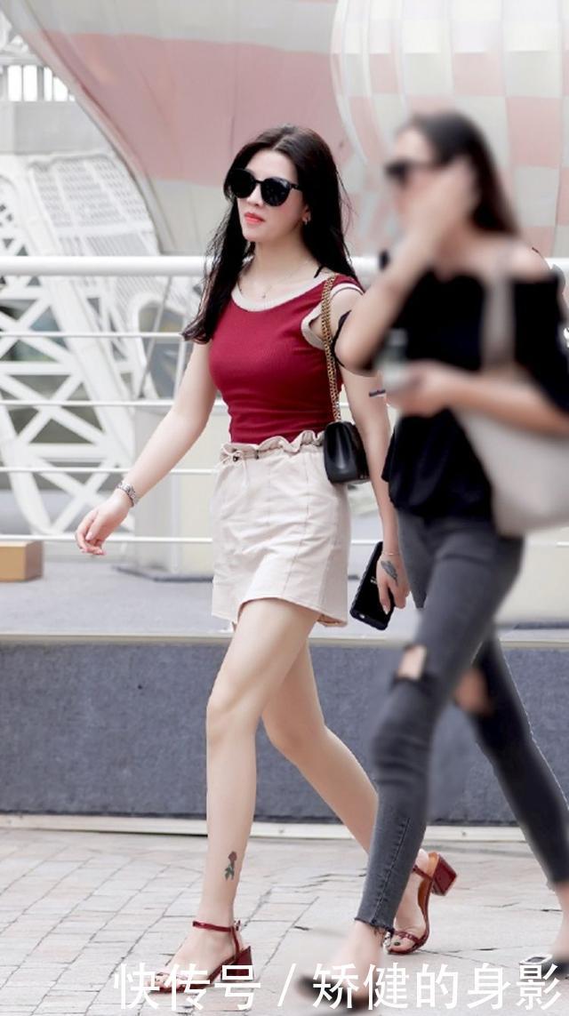 小姐姐|路人街拍,背心搭配一件半身裙,显得很有型