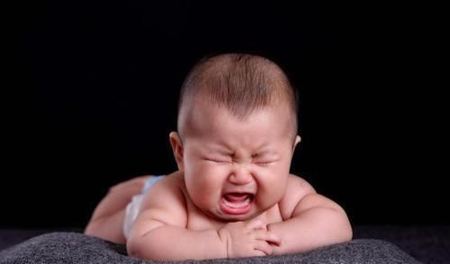 陌生人|为什么宝宝看见“某些人”会突然大哭?并非迷信,基本有3个原因