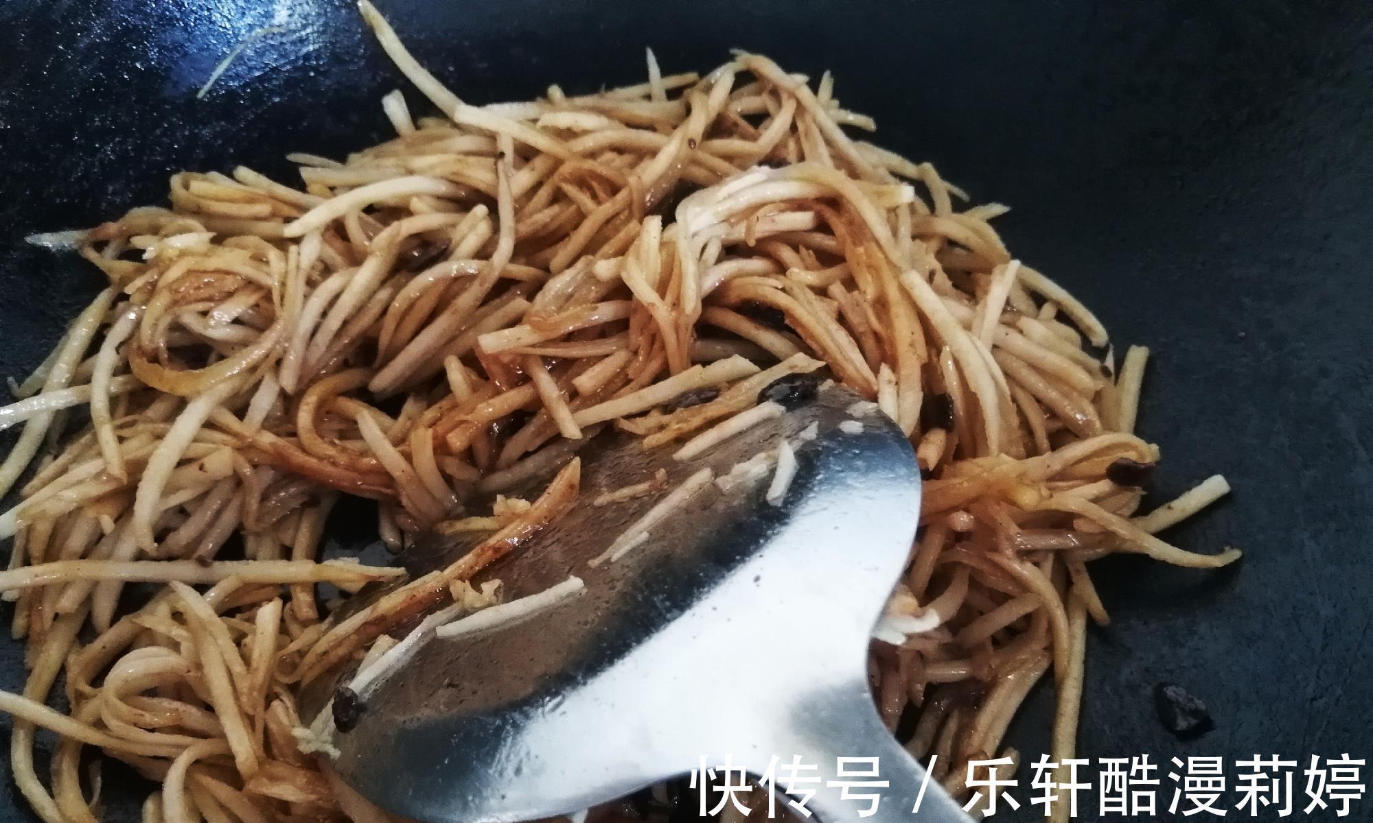 韭菜酱香芋头丝|九月，遇见这碱性蔬菜别手软，做法简单，营养极高，现在吃正当季