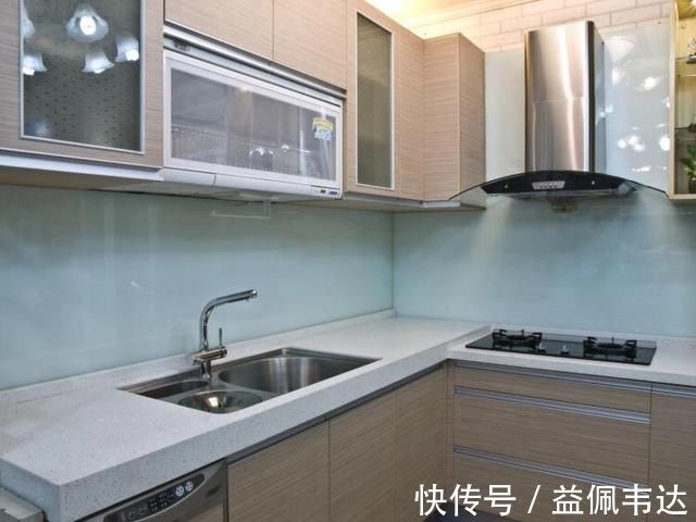 装修|装修架不住父亲劝说,在厨房装了不锈钢台面,简直就是捡了宝