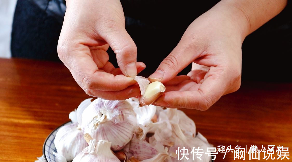 可口|腌腊八蒜,牢记3要3不要,大蒜个个碧绿,汤汁清澈,爽脆可口