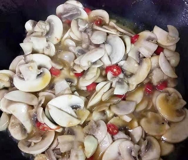 素炒蘑菇|减肥晚餐常吃它,每周吃两次,清肠道排垃圾,小腰变细了