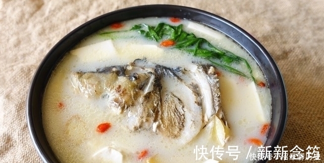 鱼汤颜色白不白,什么时候加水很重要!这时候加,浓白鲜美沒腥味