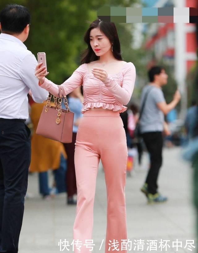 米白色的毛呢大衣,宽松的时尚版型,穿起来既百搭又不失时尚