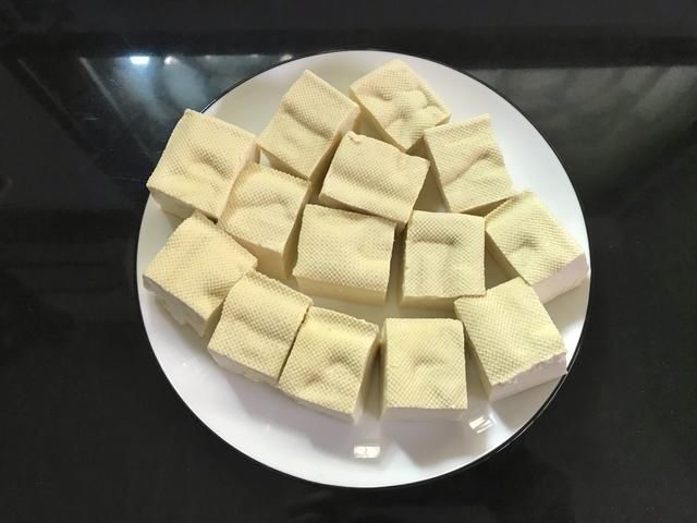 豆腐新吃法，不用油炸更健康，外酥里嫩，蘸上料汁真好吃