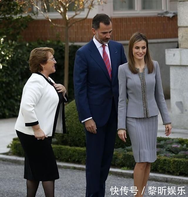 西班牙王后又穿“高级灰”,搭配蛇皮鞋和包,比时尚女魔头更洋气