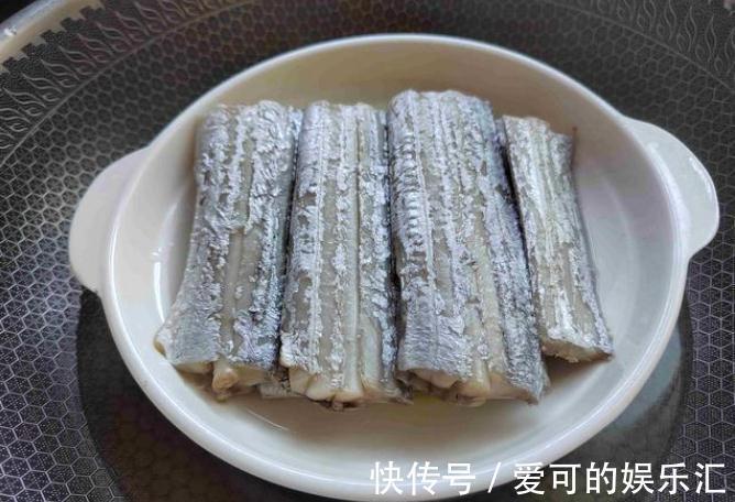 带鱼别只会干炸了,教您一个好吃做法,肉质细嫩鲜香无腥,快来学