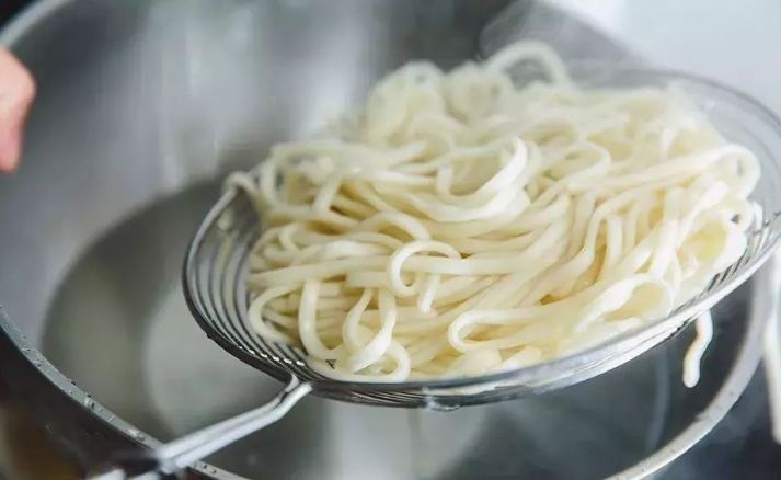 面条不要直接用水煮,学会5要2不要,爽滑筋道不起坨,很多人不懂