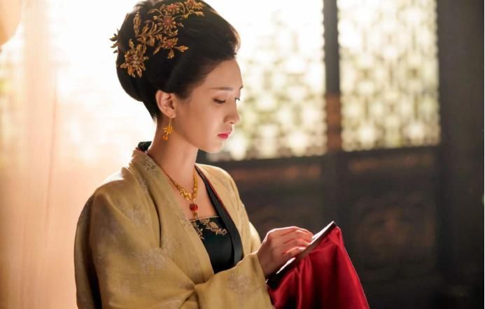 高髻|宋代女性的发式又简又仙,我们只会拉直烫头,跟宋代相比差远了