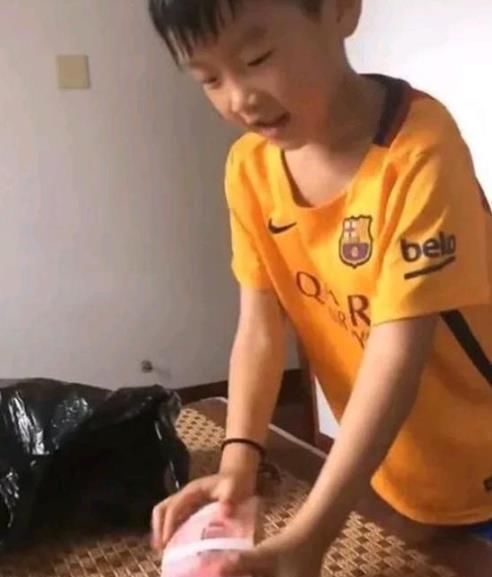 爸爸公司|爸爸公司破产,8岁儿子拿私房钱“江湖救急”,父母一看数额惊了