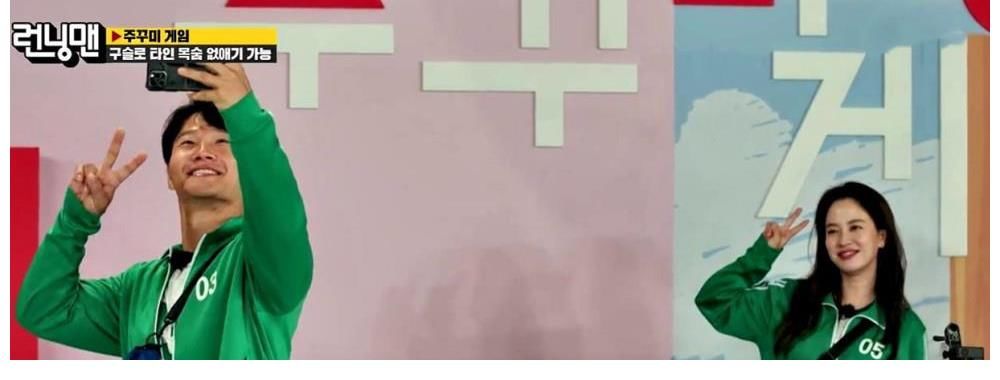 宋智孝主动和金钟国合照,这个爱情线就自然多了,看起来也很甜!