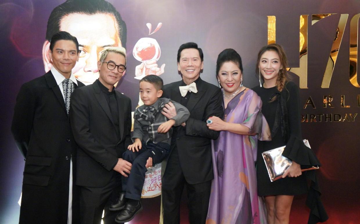 向太把“微胖美精髓”穿出来了，蕾丝连衣裙高级洋气，端庄成熟