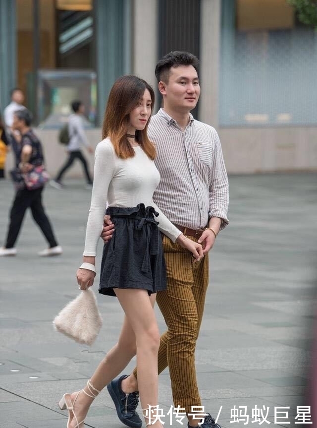 美女|街拍:美女丰腴的身材,随性的穿着衬托的更加诱人!