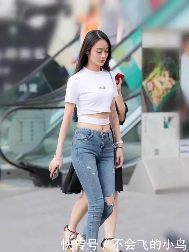 街拍:姑娘走在街头让我连连回头,她的牛仔裤搭配得很接地气!