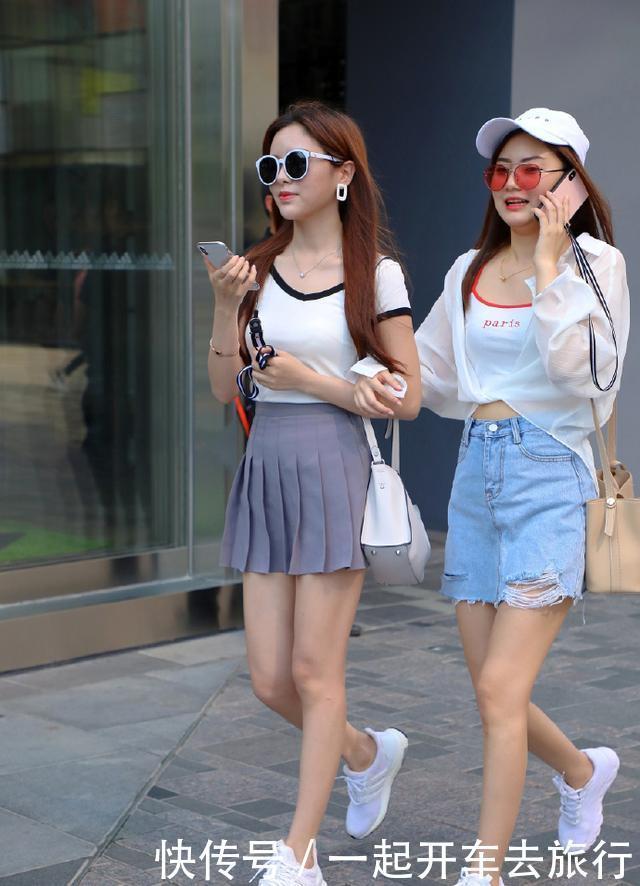 小姐姐穿体恤搭配百褶短裙,洋溢着清纯和甜美