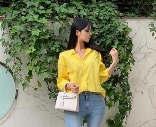  时尚|美女穿搭：牛仔裤提升自身气场，洋溢着别致的时尚魅力