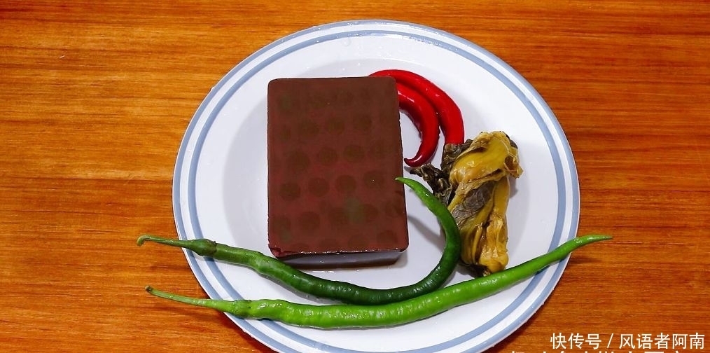 酸菜|用酸菜煮鸭血,鸭血煮的时间越长越好吃,一点不腥,鲜香嫩滑