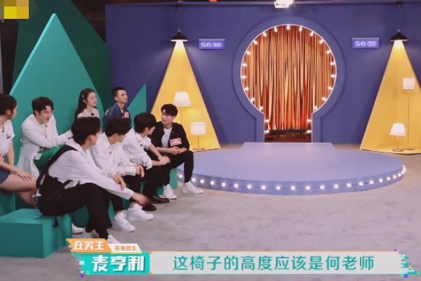 别把伤害当成幽默！刚上台就diss何炅个子低，何炅：你不退赛啊？