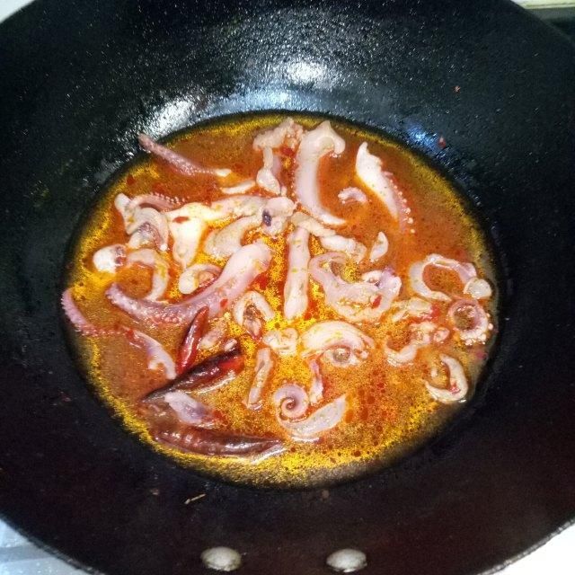 辣炒鱿鱼须，滋味十足，下酒下饭