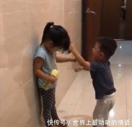 小两岁|亲姐弟相差2岁，一言不合姐弟“大打出手”，网友：打弟弟要趁早