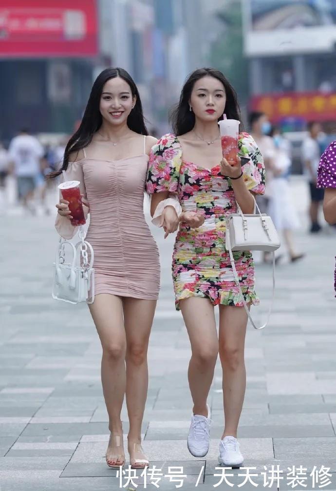 浅白色|暖粉色修身连衣裙,搭配浅白色时尚小提包,尽显温婉迷人好气质