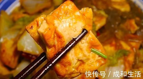 白菜炖豆腐时,先炒白菜还是先炖豆腐?大厨教你饭店做法,太香了