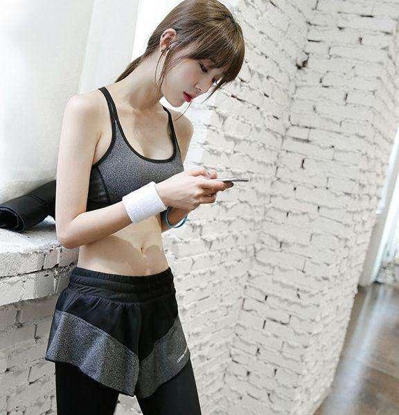 曼妙 紧身打底裤美女,尽显曼妙身姿,有着简约清新的气质