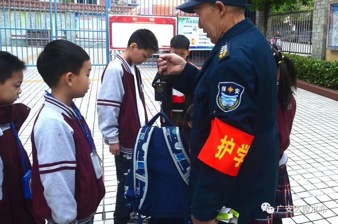 学生进校称书包重量，这波操作厉害！