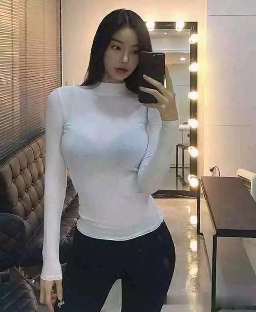 美女 穿瑜伽裤的美女,秀出丰满圆润的好身材,时尚百搭!