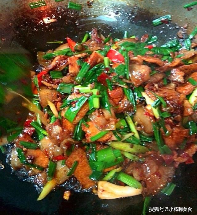 五花肉|蒜苗回锅肉家常做法，香气扑鼻，美味下饭