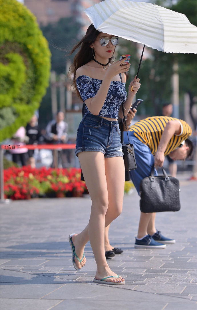 街拍美女迷人一字肩,性感撩人不经意间绽放