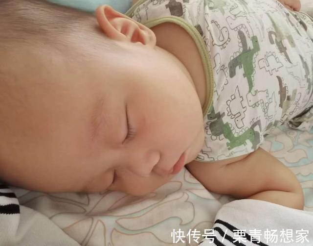 怪癖|宝宝睡前的2个“小怪癖”,是向妈妈表达爱意,父母不要强行戒掉