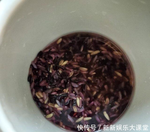 炖黑米粥，糯糯QQ，口感超好