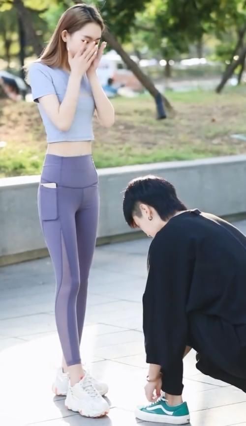 性感 小姐姐是第一个穿瑜伽裤的人,意外显腿长!秀出迷人的性感身线