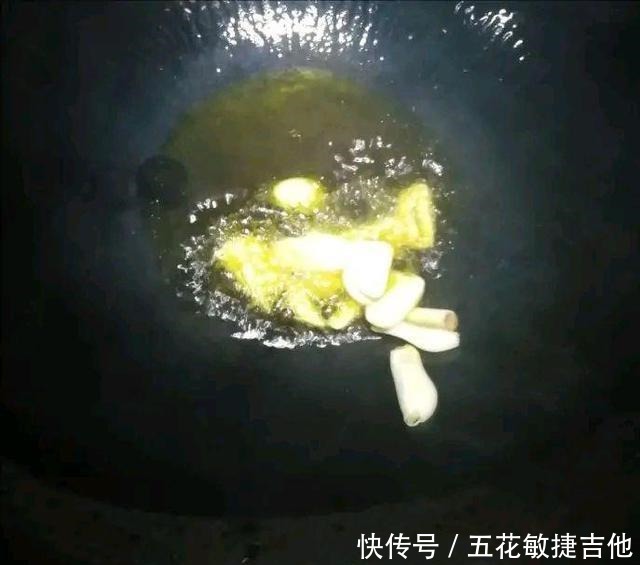 鲜香美味的酱烧口蘑,鲜甜滑口色泽红亮,简单易做吃一口就忘不了!