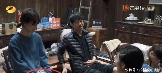 《向往5》张子枫给杨紫洗脚,表示想要一个杨紫家的大床!