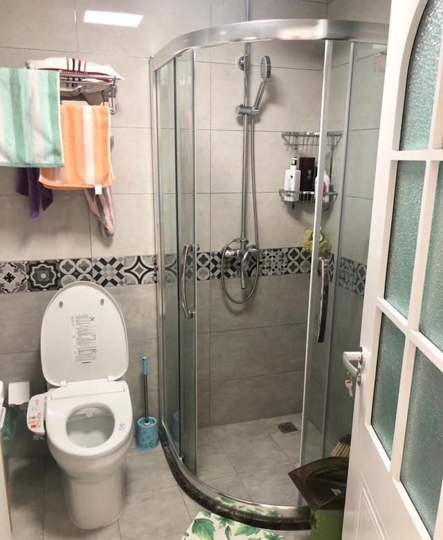 实用|她家90平新房，装修一共花费15万，电视墙很实用，进屋就被迷住