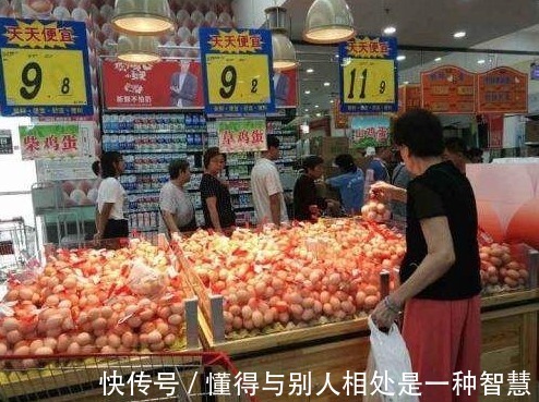 家长|孙子超市里摔碎一盒鸡蛋,店员要求10倍赔偿,奶奶的话让店员羞愧