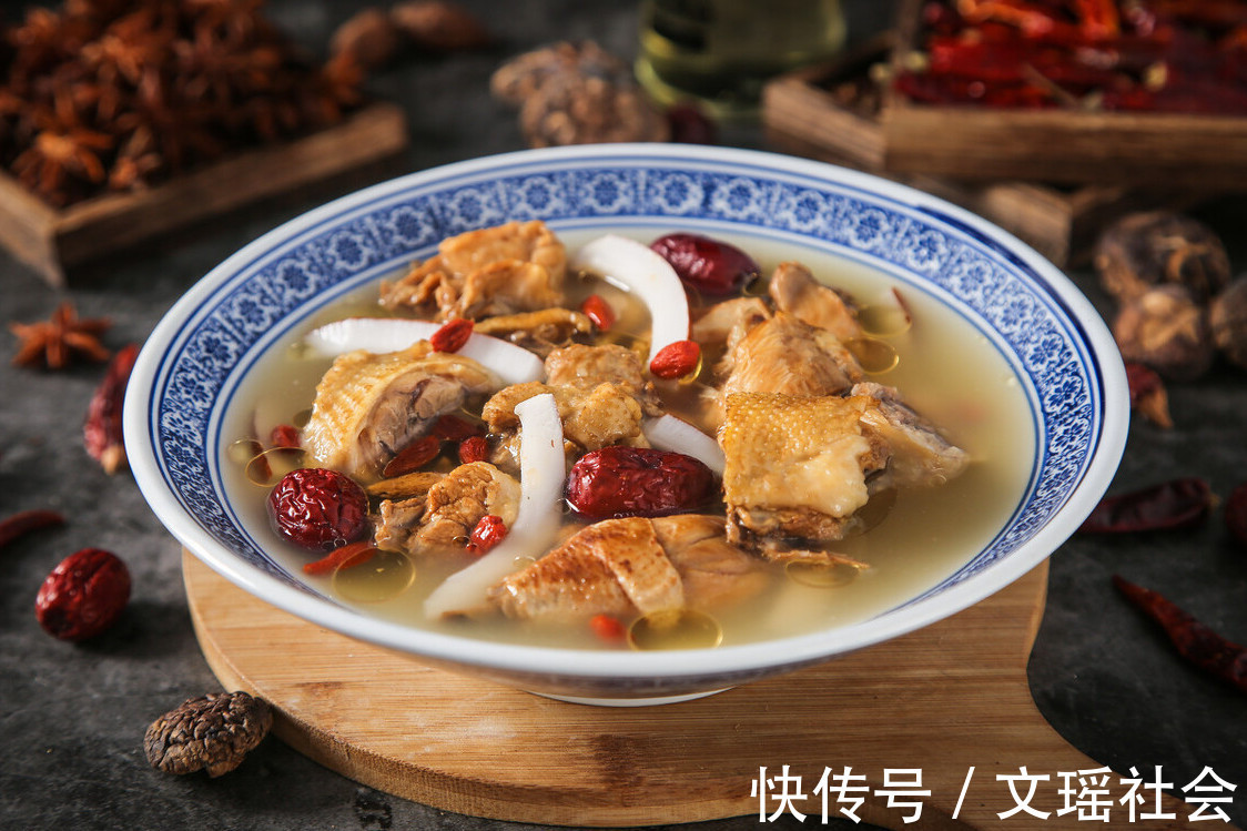 鸡肉|炖鸡汤，别直接加水炖，记住3个技巧，鸡汤鲜美不腥，营养又好喝