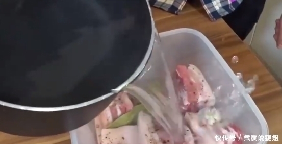 俄罗斯大叔请中国朋友吃饭，下酒菜上桌差点哭出来这谁受得了啊