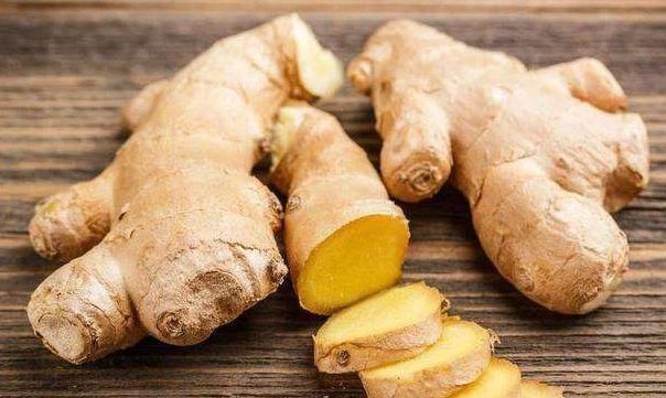 生姜|晚上睡覺前，把生姜涂抹在腳底下，堅(jiān)持15天，許多好處不請(qǐng)自來(lái)